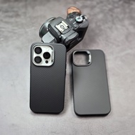 Ốp lưng chống sốc vân carbon fiber cho iPhone 15 Pro Max / 14 Pro Max / 13 Pro Max hiệu Likgus Defen