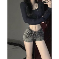 Characteristic sexy low-rise jean shorts