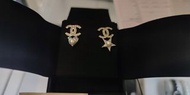 Chanel 熱賣 耳環 金色/金屬/珍珠 星星愛心雙C Earring 1.5x2.4cm AB2340