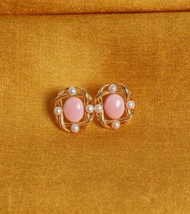Vintage style of pink conch  and mini freshwater pearl earring ต่างหูแป้น Pink conch สีชมพูธรรมชาติ 