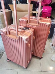 全新行李箱，髮絲紋玫瑰金，28吋，可以加大，密碼鎖，飛機輪，板橋江子翠捷運站五號出口自取，28吋1280元，24吋1080元，不議價