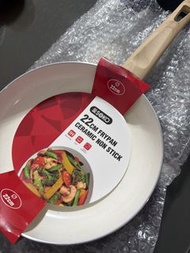 全新 有泡泡紙 包裝。 Soko 22cm 陶瓷不粘鍋 煎鑊 可電磁爐