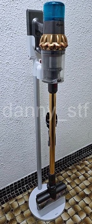 性價比之選👍🏻(電池需更換) 港行 Dyson V15 Detect 智能無線吸塵機 跟火牛和三個吸頭 加送 原廠 Dyson V15 Dok stand 座地式設計收納架