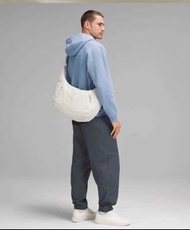 LULULEMON·牛角包Large Slouchy 13L斜背包餃子包月亮包健身包女肩包