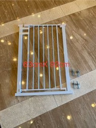 Baby or pet safety gate 嬰兒bb / 寵物 圍欄 欄杆 安全門（上水交收)(未計四邊螺絲釘基本尺寸如圖可調節) Trade at sheung shui