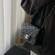 Chanel經典款方胖黑色羊皮淡金釦A35200