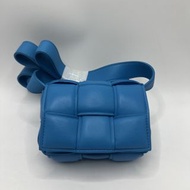 BV 葆蝶家 CASSETTE 6格 蓝色迷你 斜挎包 编织包 Candy 枕头包 尺寸：長13*高9寬6cm