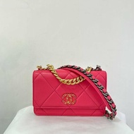 CHANEL粉牛皮金釦19 WOC