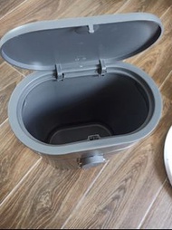 不锈钢垃圾桶。small size 22cm x28cm