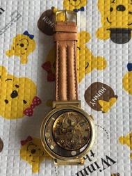 金色鏤空機械錶