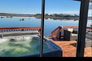 Marsh House, HOT TUB, Waterfront, KING bed, Close to Lejeune,