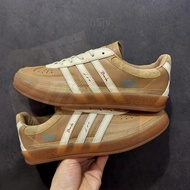 全新 Bad Bunny x Messi x adidas Gazelle Indoor 卡其色男女板鞋