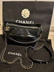 Chanel Gabrielle 黑金流浪包中号