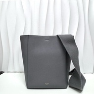 Celine / 賽琳 Sangle小號水桶