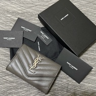 全網最低Saint Laurent少見YSL深灰色銀扣中夾🩶配件齊🩶聖羅蘭卡夾零錢包/YSL短夾/YSL錢包/灰銀錢包/大象灰中夾/YSL中夾/深灰色荔枝皮中夾