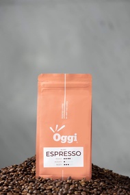 เมล็ดกาแฟคั่วกลางค่อนเข้ม Oggi รส Espresso จากพันธ์ุอาราบิก้า 100%  คั่วสดใหม่ก่อนส่ง หอม เหมาะสำหรับชงเครื่องเอสเพรสโซ่ เข้มแต่ไม่ขม เหมาะชงกาแฟเย็น กาแฟใส่นม สำหรับร้านกาแฟ คาเฟ่ (มีแบบไม่บด และบดสำหรับเครื่องชงชนิดต่างๆ) บรรจุซองไนโตเจน 250 500 กรัม