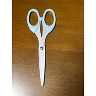 scissors Sharp cutting edge