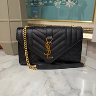 YSL 黑荔枝牛皮Envelope絎縫金釦信封下蓋肩斜背鏈包
