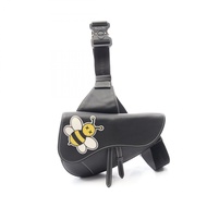 【二手】Dior 腰包/斜背包Christian Dior 克里斯汀·迪奧 × KAWS 馬鞍包 1ADPO093YGW-H03E 黑色/蜜蜂圖案皮革 DIOR×KAWS 馬鞍斜挎包