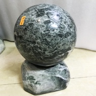 Cầu bi phong thủy đá tự nhiên màu xanh lá đậm đường kính 17cm nặng hơn 10kg cho người mệnh Hỏa và Mộ