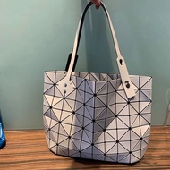 Issey Miyake Bag counter diamond-shaped lattice bag one-shoulder folding 7x10 rock bag commuting to 