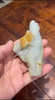 出和田玉籽料貔貅擺件，玉質細膩，灑金皮色，雕工精細，造型飽滿，寓意鴻運當頭。整體