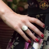 555jewelry แหวนแฟชั่น สแตนเลส สตีล สำหรับผู้หญิง หัวแหวนลายคลื่น ดีไซน์เก๋ รุ่น 555-R012 - แหวนสแตนเลส แหวนผู้หญิง แหวนสวยๆ (HVN-R3)