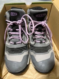 Keen 防水行山鞋