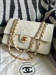 Chanel vintage白色CF 25金釦鏈條包。有標，有塵袋。整體如圖，養護過。狀態沒什麼問題。