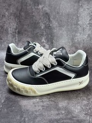 💥現貨💥復古增高潮酷必入|路易威登 LV Trainer Maxi 胖丁粗鞋帶休閒板鞋|Louis Vuitton LV Trainer Maxi Sneaker|