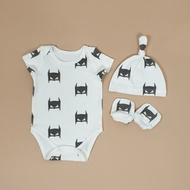 Newborn clothes set of 3: baby onesie, knot hat and mittens, size 0-3 months
