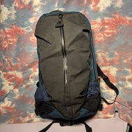 85% new arcteryx 舊logo arro 22 backpack rucksack navy x black 不死鳥深藍色防水拉鏈背囊 書包 背包 始祖鳥 arc’teryx 22L