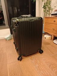 全新鋁框綠色行李箱（容量約等於22寸）