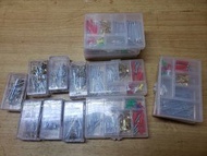 全新 DIY家居螺絲釘零件小盒裝，連收納盒，多款小零件，不同尺寸釘，線碼，大頭針，螺絲，固定膠，適合不同情況使用，簡單方便，不多介紹，圖片所見，家庭專業工具必備，價為一件價，給懂得的。