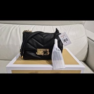 Michael Kors CeCe 系列黑色羊皮/皮革V字絎縫金鎖扣斜背包（Michael Kors CeCe Medium/Extra-Small Quilted Leather Shoulder 
