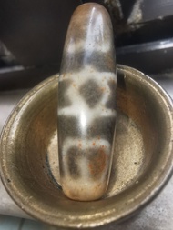 十幾年前臺珠 手工措思工藝 灰皮帶硃砂沁蓮師法帽兩眼天珠 45mm