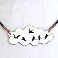 首飾，項鍊，雲，鳥，琺瑯項鍊，雲項鍊，燕子，琺瑯首飾，雲形，雨雲項鍊，琺瑯吊墜，珠子，鳥項鍊，