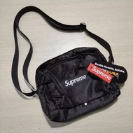 新款Supreme提花刺繡單肩斜挎包 休閒運動小包 高顏值香港現貨