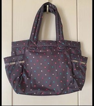 LeSportsac 的彩色點點圖案多功能單肩包