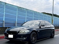 2012 BMW 寶馬 520i 前軸採用雙a臂，緩和路面震動提昇車輛動態表現及駕駛舒適性，擁有令人陶醉的駕乘與得心應手的操控感受