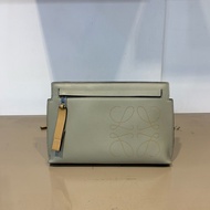 Loewe 淺灰綠拚燕麥色牛皮Mini T Pouch手拿包C500M38X01