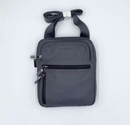 ［二手 正品］進口義大利品牌Piquadro全真皮超輕量精品側背包 （暗灰色）