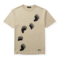 KODIAK CANVAS X CARNIVAL KODIAK FOOTPRINT T-SHIRT เสื้อ เสื้อยืด เสื้อยืดแฟชั่น