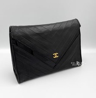 CHANEL黑色V型釘釦信封包