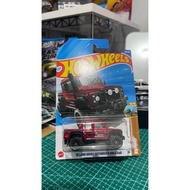 MERAH Hot wheels '15 Land Rover Defender Double Cab red, Land Rover Defender 90