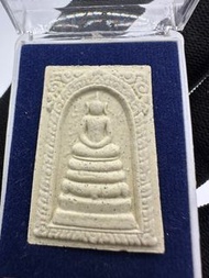 出自龍婆坤大師的本廟瓦班萊（Wat Ban Rai) 龍婆坤 佛歷2537年（1994年） 財運昌隆版 崇迪佛牌