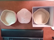Le creuset flower collection stacking flower containers櫻花全盒疊盒暖爐尋秦記chiikawa小米15origo小米12dysonmuji吸塵機除