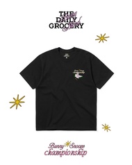 [Limited Edition] TheDailyGrocery x BunnyShootFilm | BUNNY SNOOZE CHAMPIONSHIP เสื้อยืดทรงคลาสสิคสีด