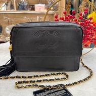 Chanel vintage 大logo黑金金球流蘇相機包斜背包鏈條包。尺寸約23.5*16，標清晰，卡也在