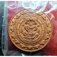 JATUKAM 背面 照妖镜
ARCHAN CHOR

阿赞初

Wat  Putthasawan

佛历be 2550

Nur thong deang  铜材料